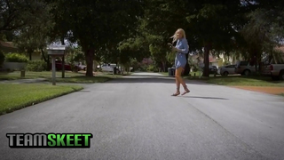 Curvy Teen Bounces her Big Ass